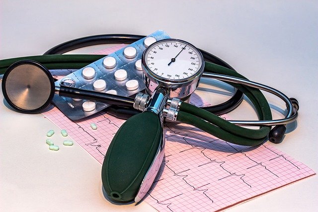 聴診器や血圧計の写真