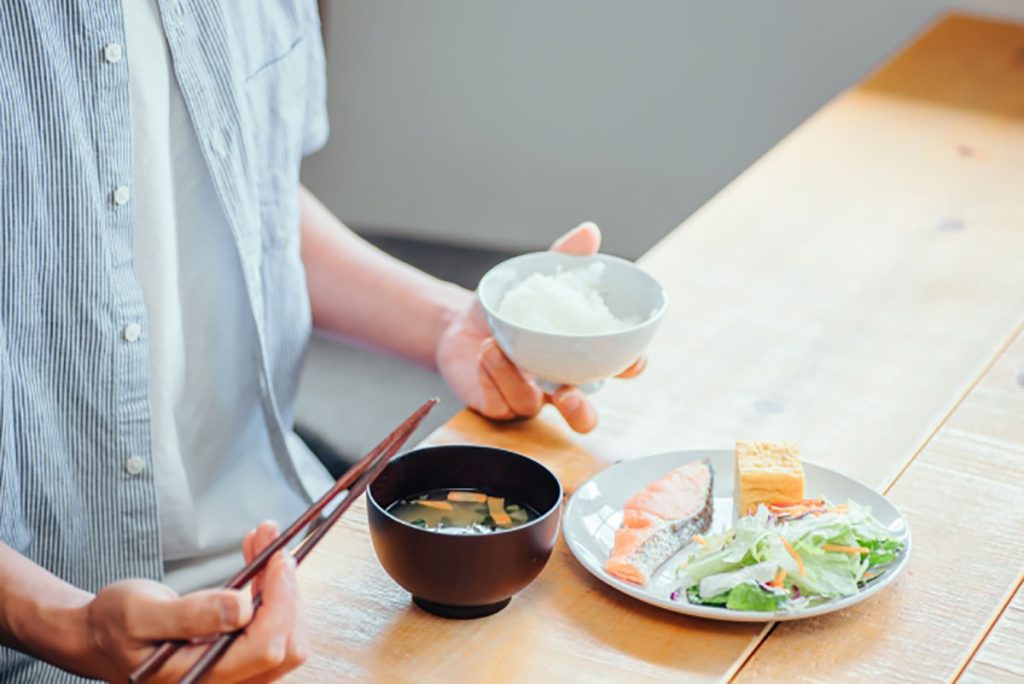 健康的な食事を摂る男性の写真