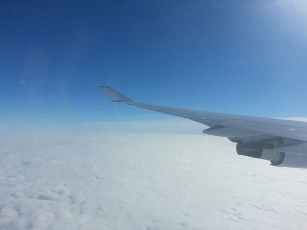 飛行機の窓からの風景写真