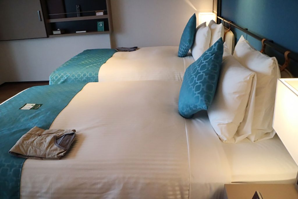 ホテルのベッドの写真