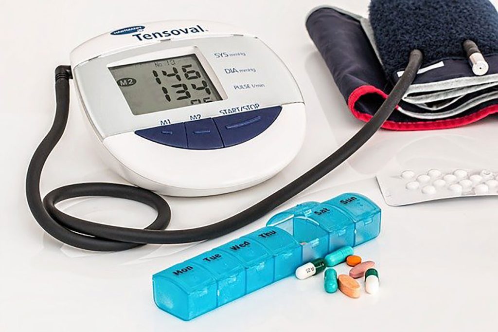 血圧検査計と内服薬の写真