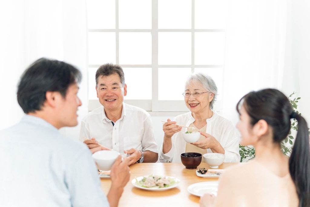 食卓を囲む家族の写真